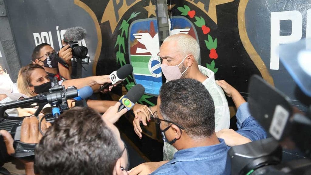 Belo cospe na cara da Globo, após escândalo de prisão, Fantástico é menosprezado e Record é convocada às pressas