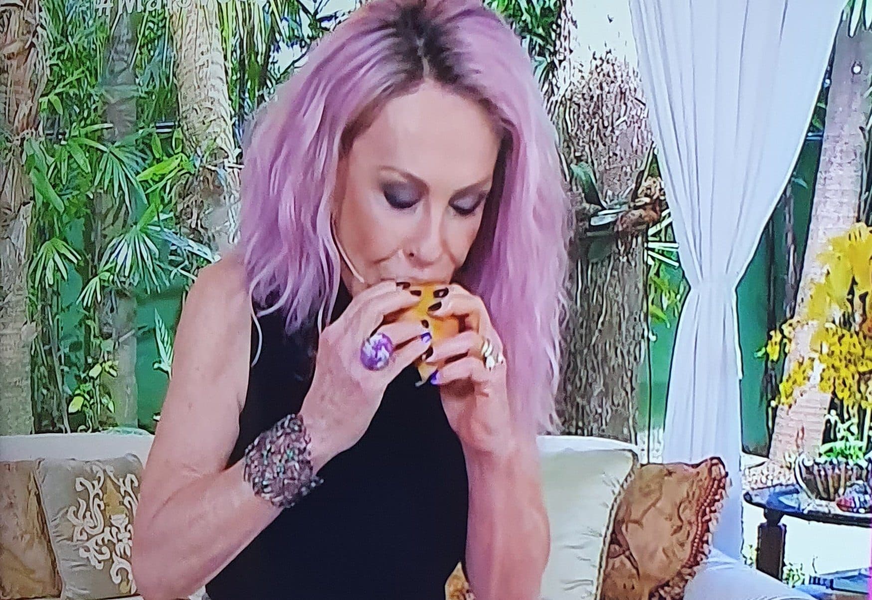 Ana Maria chupa ao vivo (Foto: Reprodução / Globo) Ana Maria chupa ao vivo (Foto: Reprodução / Globo)