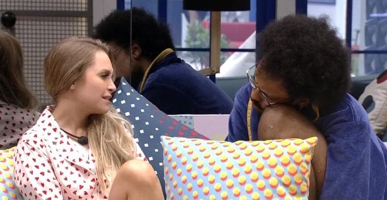 BBB21: Após noite marcada por confusão entre Carla e Viih Tube, atriz desabafa: “Descobri que magoei a Thaís”