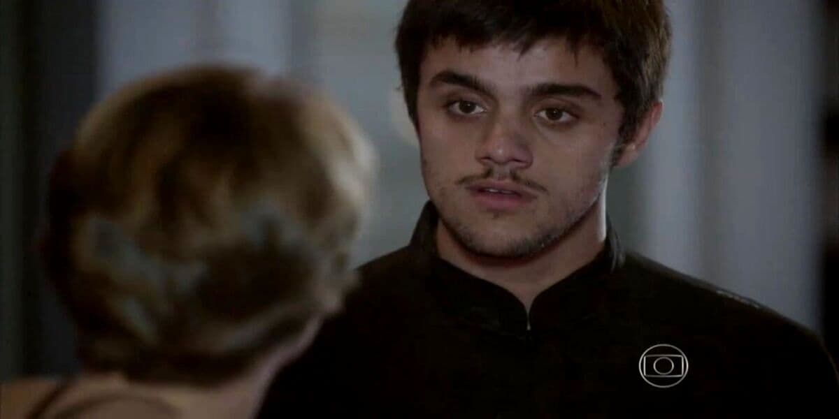 Cobra, personagem de Malhação Sonhos, surpreso em cena Cobra, personagem de Malhação Sonhos, surpreso em cena
