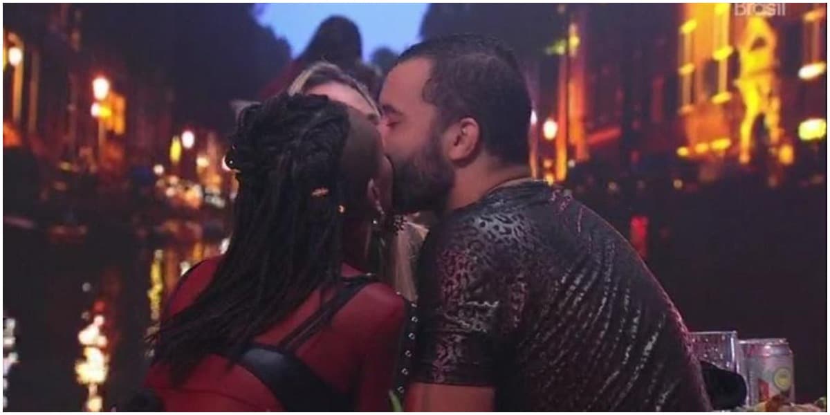 Sarah, Gilberto e Karol Conká deram um beijo triplo no BBB21 (Foto: Reprodução) Sarah, Gilberto e Karol Conká deram um beijo triplo no BBB21 (Foto: Reprodução)