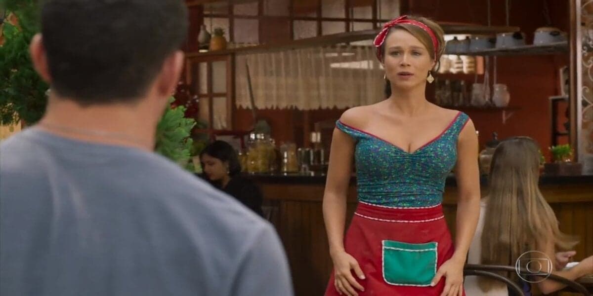 Tancinha em cena da novela Haja Coração usando roupas coloridas Tancinha em cena da novela Haja Coração usando roupas coloridas