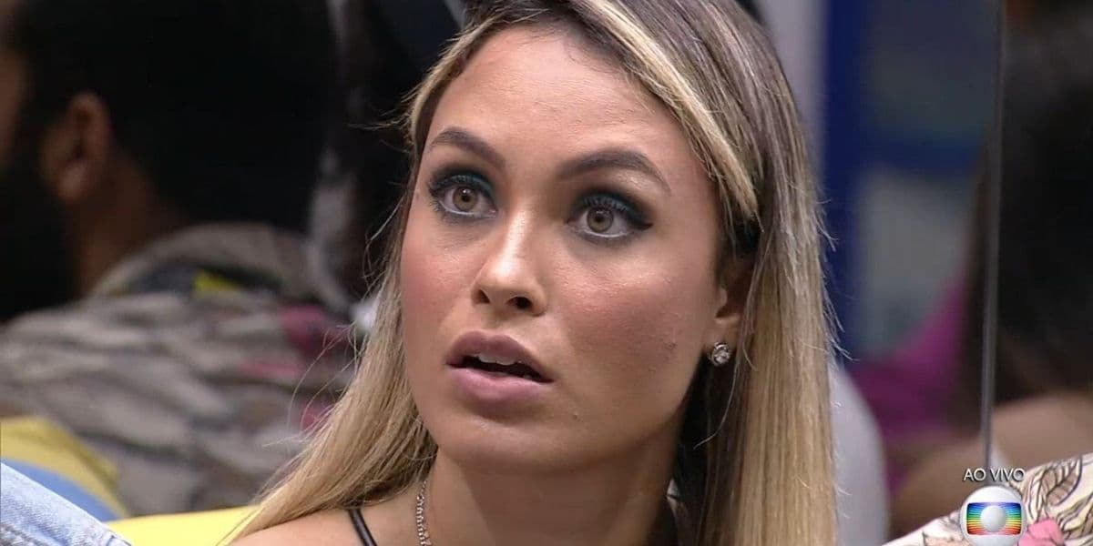 Sarah assistindo ao discurso do Tiago Leifert no BBB21 (Foto: Reprodução/Globo) Sarah assistindo ao discurso do Tiago Leifert no BBB21 (Foto: Reprodução/Globo)