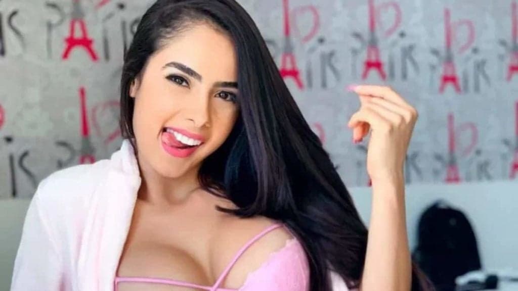 Juliana Caetano arranca roupa com irmã em clique ousado e parte íntima pula: "Aprontei"