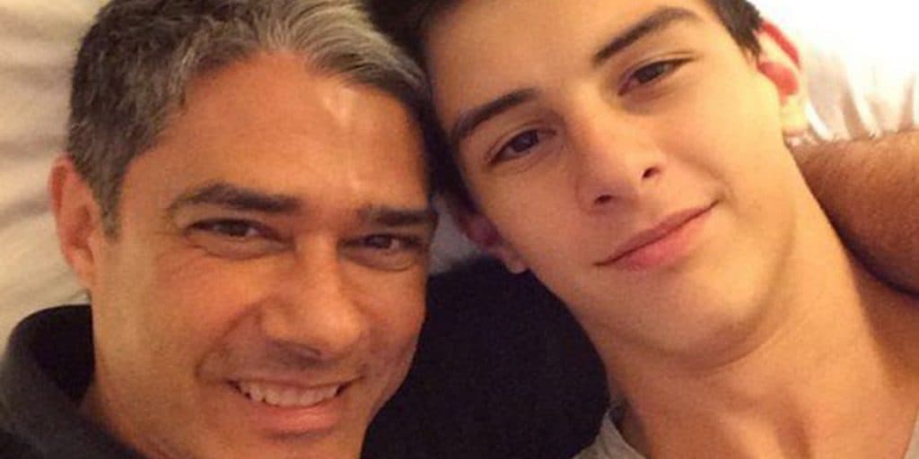 Relacionamento sigiloso do filho de William Bonner é exposto e amor do rapaz choca com revelação: "Juntos"
