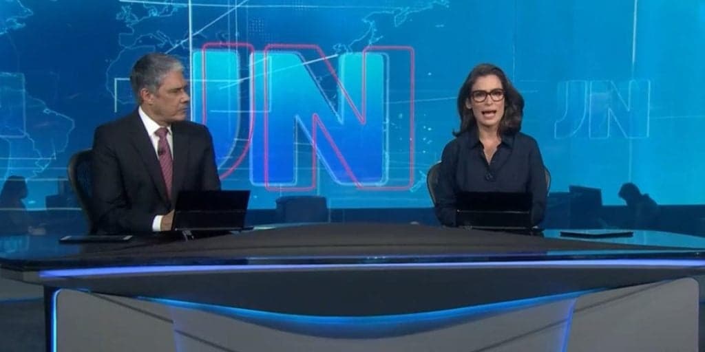 William Bonner, ao vivo, vê gritaria tomar conta nos bastidores do JN e solta o verbo diante do público: “É isso”