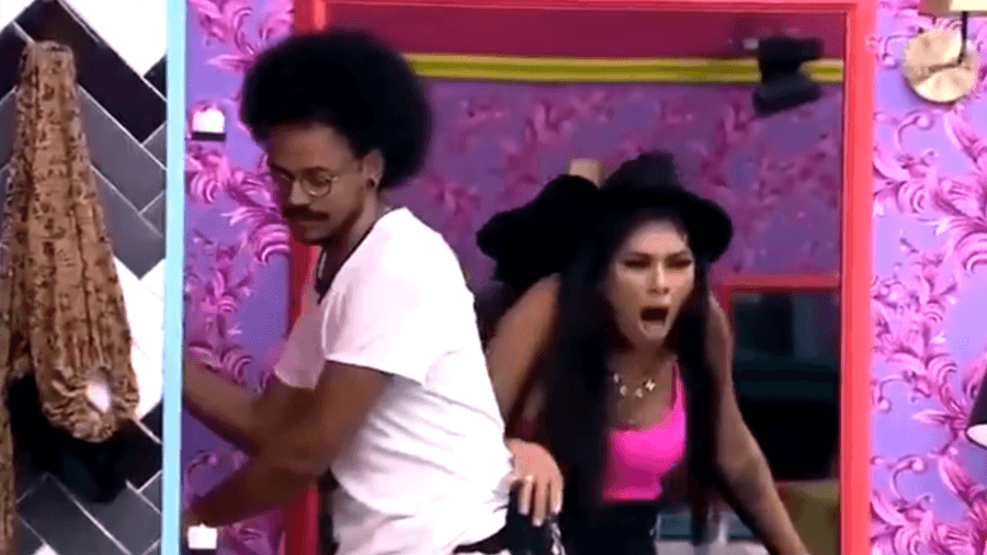 Pocah ao ver que sua mão levou vômito no BBB21 (Foto: Reprodução) Pocah ao ver que sua mão levou vômito no BBB21 (Foto: Reprodução)