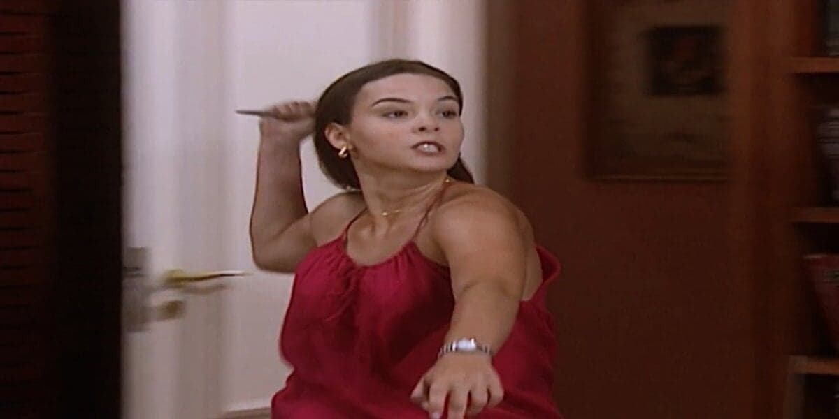 Clara com faca na mão em cena de Laços de Família Clara com faca na mão em cena de Laços de Família