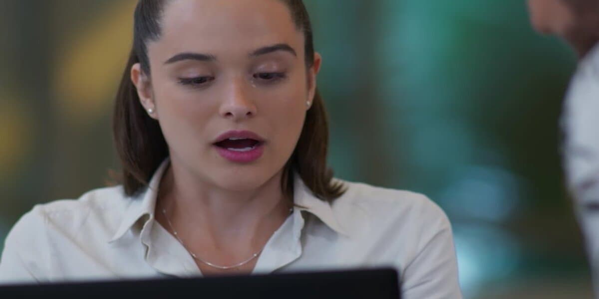 Luna encara computador e fica assustada em cena de Salve-se Quem Puder Luna encara computador e fica assustada em cena de Salve-se Quem Puder