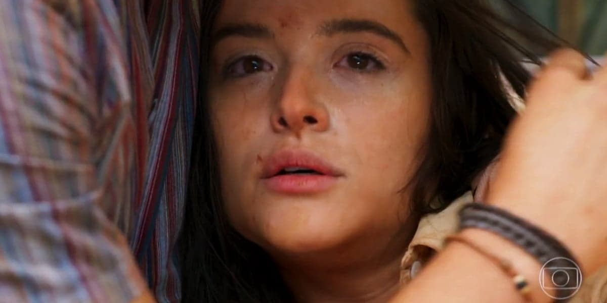 Luna (Juliana Paiva) entra em desespero por seu pai em Salve-se Quem Puder Luna (Juliana Paiva) entra em desespero por seu pai em Salve-se Quem Puder