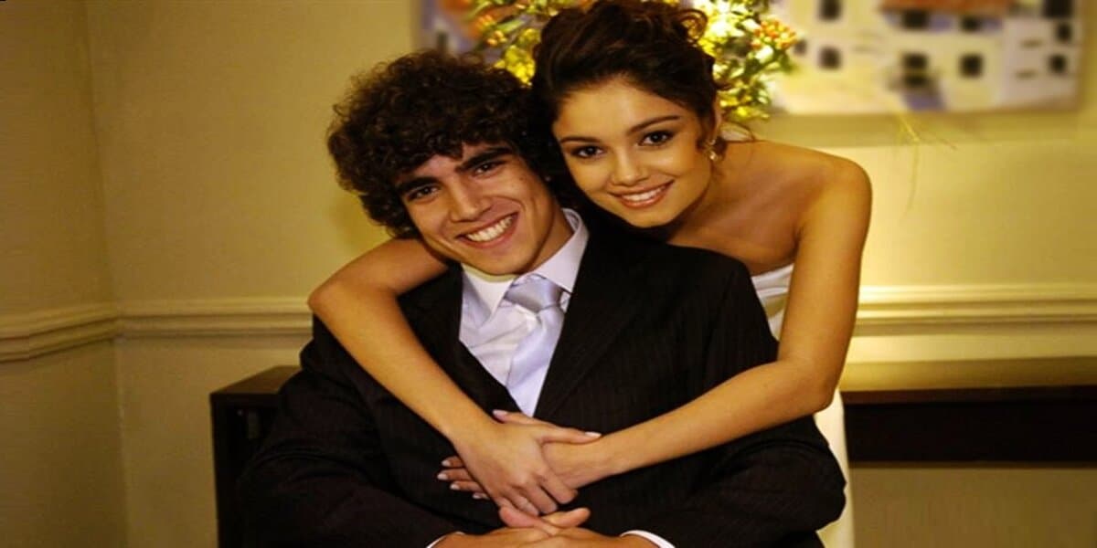 Sophie Charlotte abraçada a Caio Castro que usa terno preto, camisa social branca e gravata azul clara Sophie Charlotte abraçada a Caio Castro que usa terno preto, camisa social branca e gravata azul clara