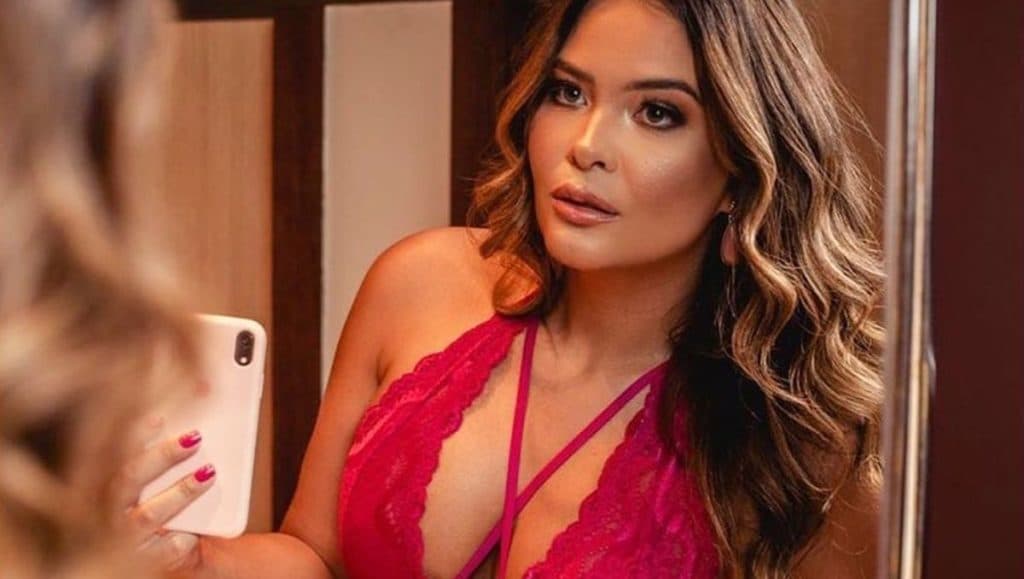 Imagem de Geisy Arruda com fantasia sensual explode e brinquedinho no meio das pernas é exposto: "Delícia"