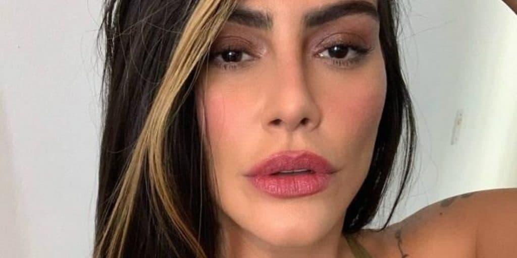 Cleo posa de vestido curtinho, deixa bumbum empinado à mostra e faz cara de safada: "Mulher gostosa"