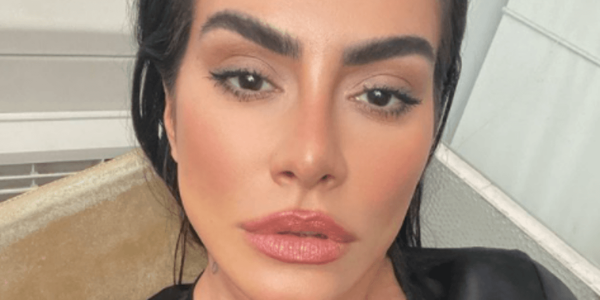 Cleo surgiu em cliques com a língua pra fora e fazendo carão (Foto: Reprodução) Cleo surgiu em cliques com a língua pra fora e fazendo carão (Foto: Reprodução)