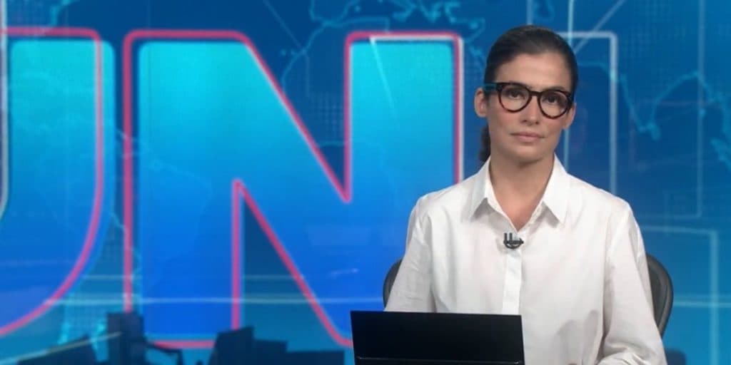 Renata Vasconcellos é flagrada em frente a um quarto e expõe curvas, após declarar amor por morena