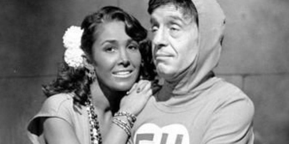 "Faça seu caminho", assombra Chaves em carta psicografada com recado à Florinda, após ela ver espírito do marido "Faça seu caminho", assombra Chaves em carta psicografada com recado à Florinda, após ela ver espírito do marido