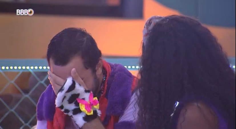 BBB21: Gil desaba na festa, escancara que perdeu todos os amigos por ser gay e vai aos prantos