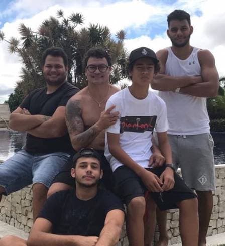 O lutador e seus filhos O lutador e seus filhos