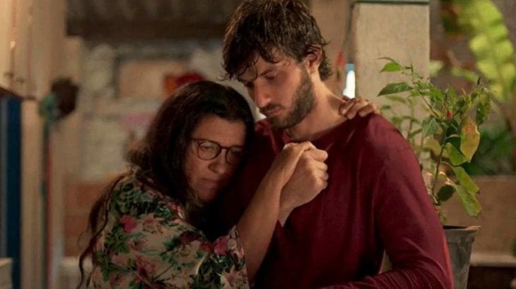 Regina Casé e Chay Suede em Amor de Mãe (Foto: Reprodução/Globo) Regina Casé e Chay Suede em Amor de Mãe (Foto: Reprodução/Globo)