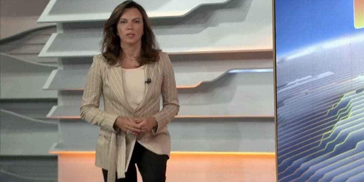 Ana Paula Araújo abriu o Bom Dia Brasil subindo as escadas (Reprodução: Globo) Ana Paula Araújo abriu o Bom Dia Brasil subindo as escadas (Reprodução: Globo)