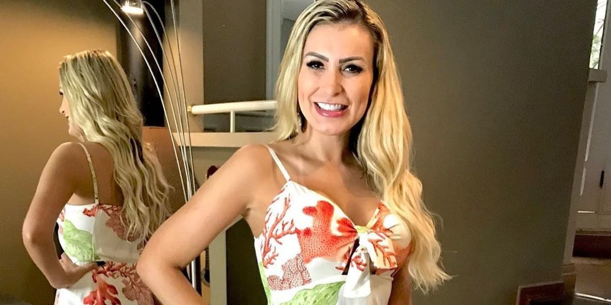 Andressa Urach surge de bruços sendo furada em mesa e gera terror com seringa enorme: "Quase morreu" Andressa Urach surge de bruços sendo furada em mesa e gera terror com seringa enorme: "Quase morreu"
