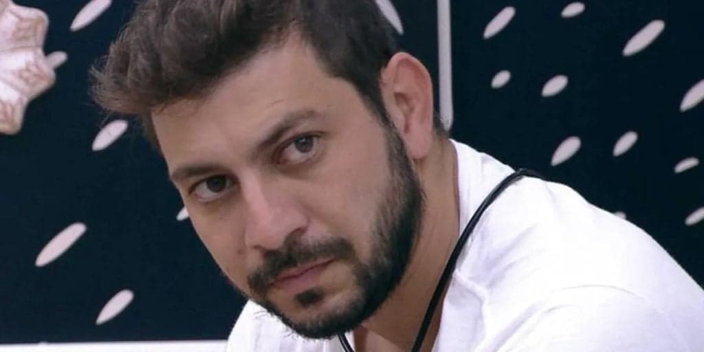 BBB21: Caio arranca pedaço do órgão genital e vai aos prantos com dores e sangramento: "Tá sangrando"