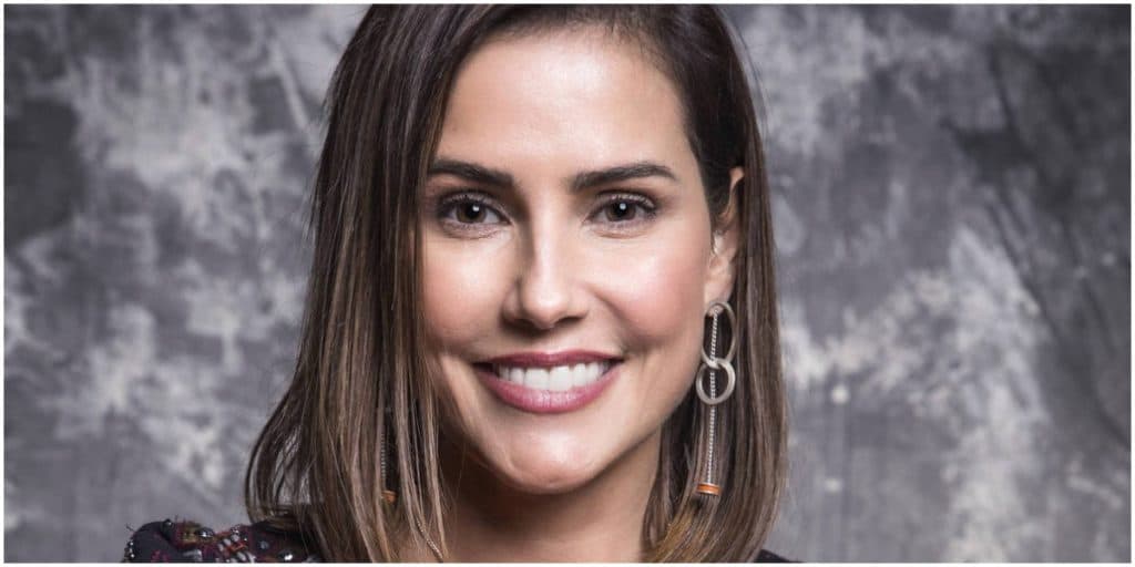 Deborah Secco rouba a cena, escandaliza de mini biquíni e deixa peitos à mostra: "Lady in red"