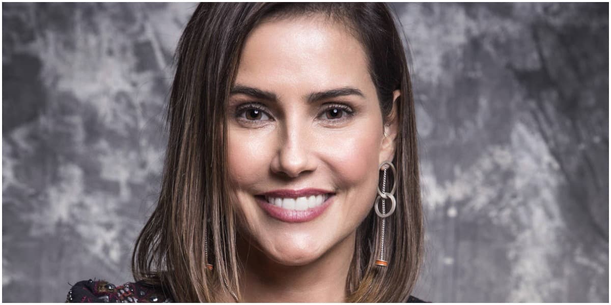 Deborah Secco aparece com peitos a mostar e esbanja sensualidade (Foto: Reprodução) Deborah Secco aparece com peitos a mostar e esbanja sensualidade (Foto: Reprodução)