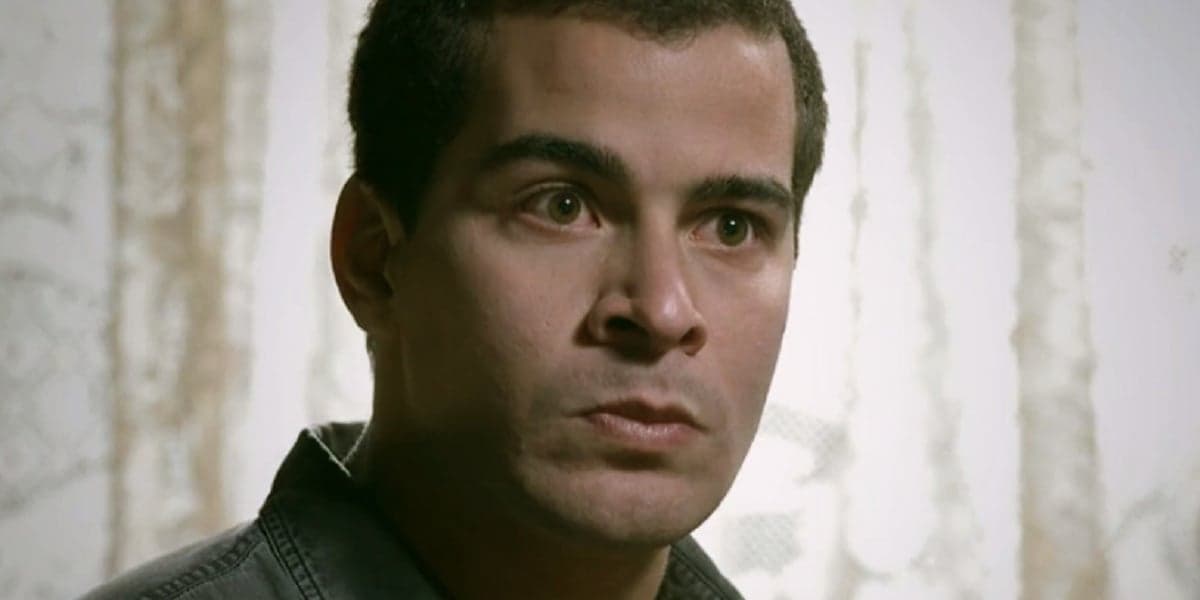 Evaldo, rapaz de cabelo curto raspado e branco em cena de Império Evaldo, rapaz de cabelo curto raspado e branco em cena de Império