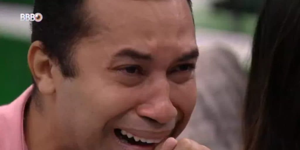 BBB21: Gilberto, após vencer o anjo, ganha almoço especial e chora ao rever parentes: "Não acredito"