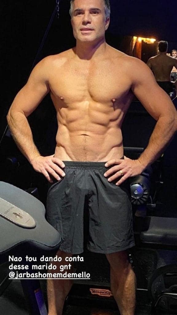 Marido de Cláudia Raia arranca roupa e escancara tanquinho (Reprodução: Instagram) Marido de Cláudia Raia arranca roupa e escancara tanquinho (Reprodução: Instagram)