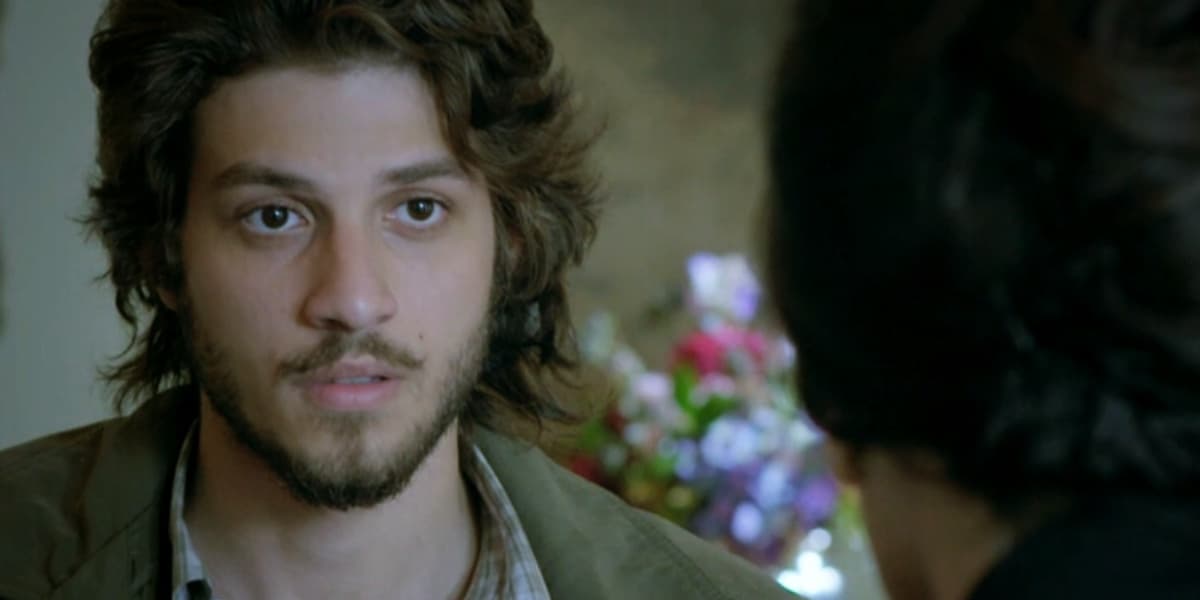 José Alfredo, rapaz branco, de barba e cabelos castanhos em cena de Império José Alfredo, rapaz branco, de barba e cabelos castanhos em cena de Império