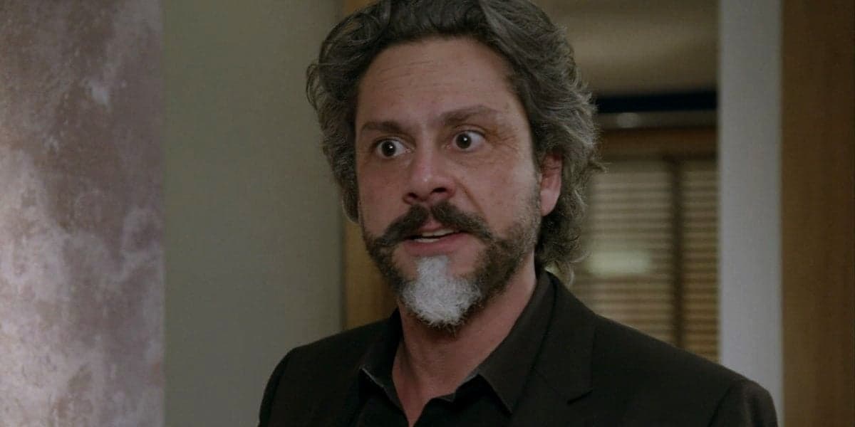 José Alfredo em cena da novela Império usa terno e camisa pretos, cabelos e barba grisalhos José Alfredo em cena da novela Império usa terno e camisa pretos, cabelos e barba grisalhos