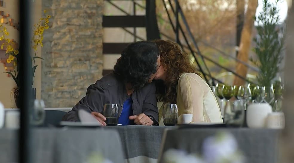 Marcos e Dora se beijam na novela A Vida da Gente Marcos e Dora se beijam na novela A Vida da Gente