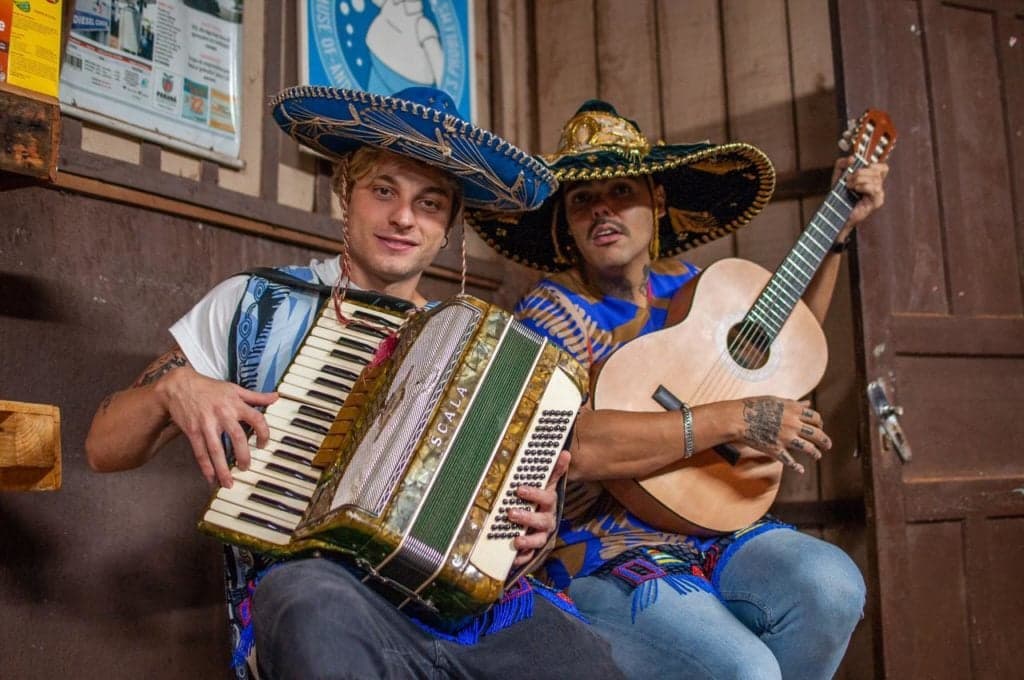 Lucca e Mateus comemoram mais de um milhão de views em clipe “JBL Paraguai” com referência de Mamonas Assassinas Lucca e Mateus comemoram mais de um milhão de views em clipe “JBL Paraguai” com referência de Mamonas Assassinas