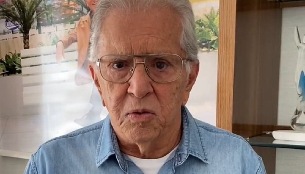 Carlos Alberto, após dizer que não tem nada em seu nome, sai de casa e desabafa: "Ser famoso não é vantagem"