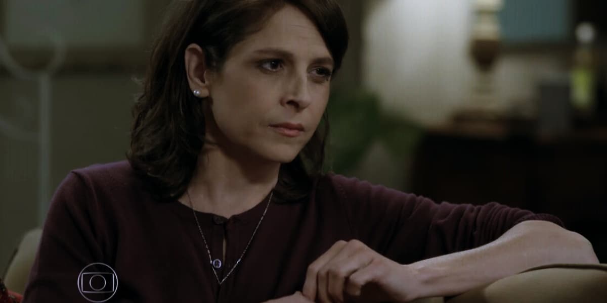 Cora em cena de Império usando blusa da cor de vinho Cora em cena de Império usando blusa da cor de vinho