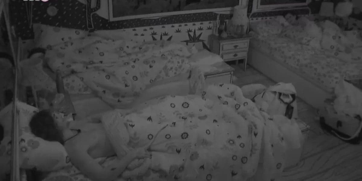 Juliette provoca Fiuk durante a madrugada no BBB21 (Foto: Reprodução) Juliette provoca Fiuk durante a madrugada no BBB21 (Foto: Reprodução)