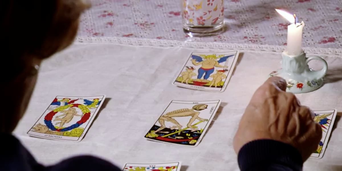 mesa com cartas de tarô em A Vida da Gente mesa com cartas de tarô em A Vida da Gente