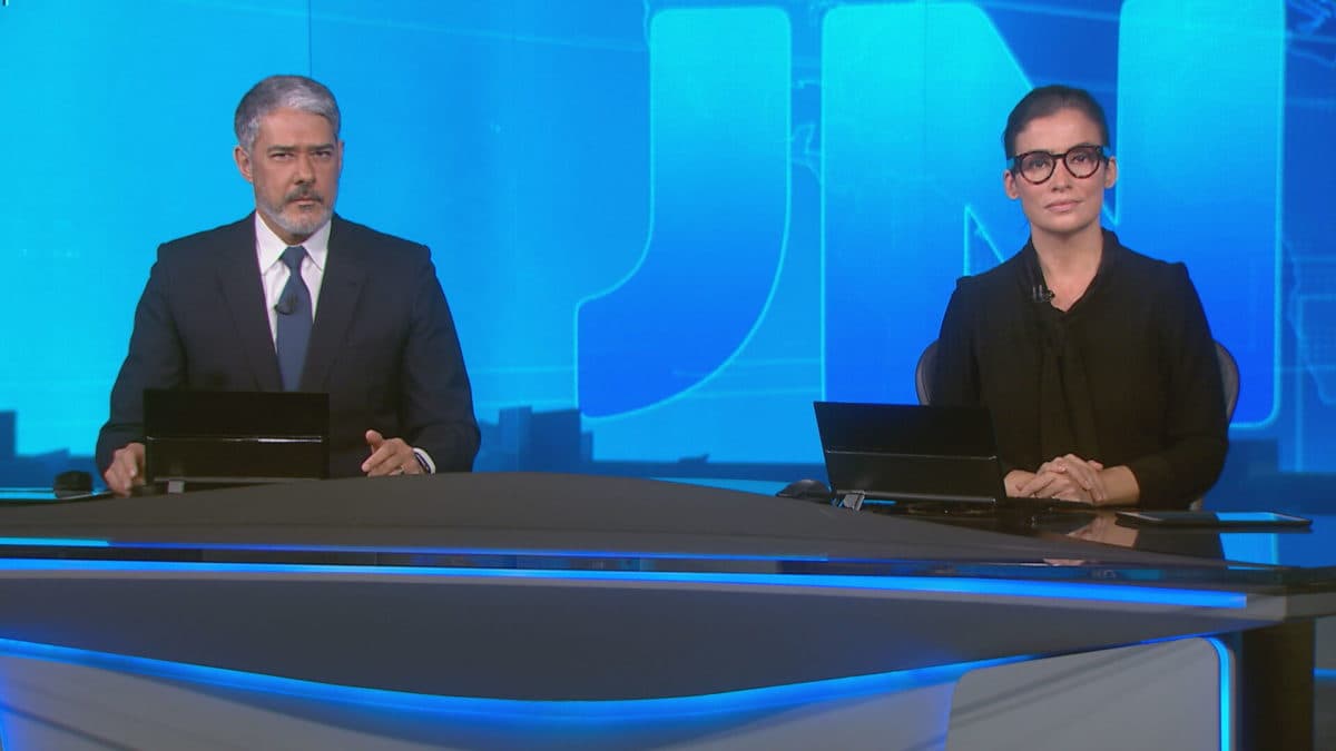 Jornal Nacional interrompe novela para anunciar notícia brutal (Foto: Reprodução/Globo) Jornal Nacional interrompe novela para anunciar notícia brutal (Foto: Reprodução/Globo)