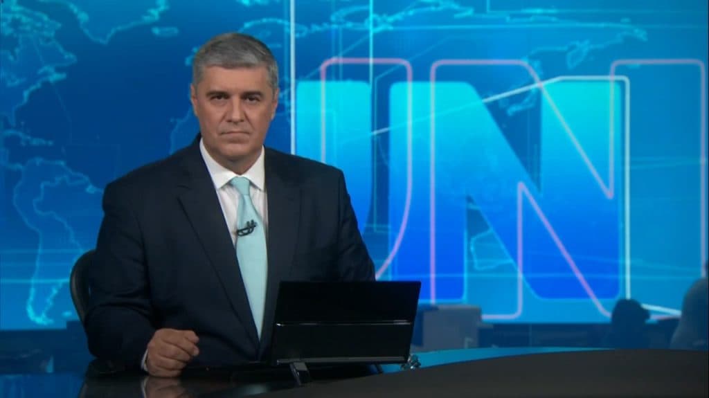 Jornal Nacional, após saída de Bonner e Renata, entra no ar às pressas e noticia: "Pediu demissão"