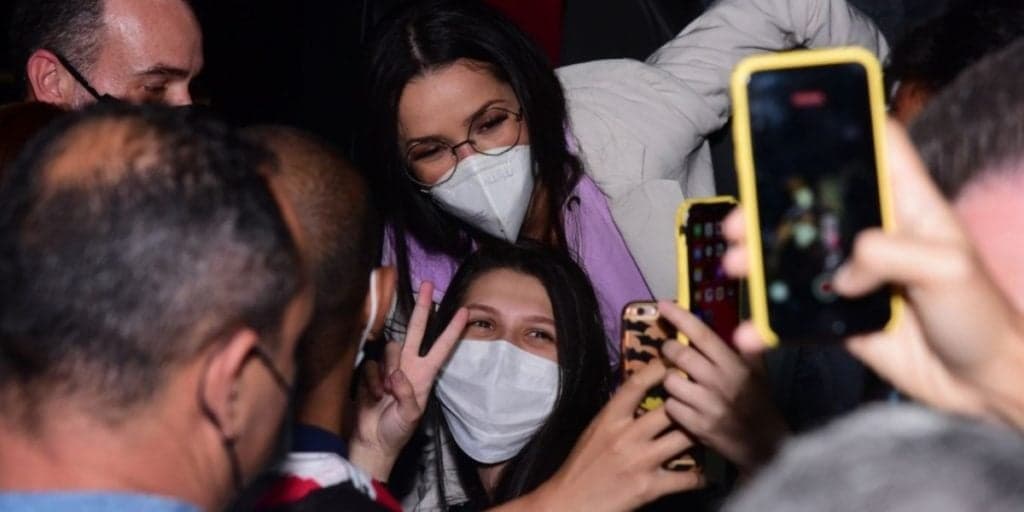 Juliette, campeã do BBB21, é recebida por multidão em aeroporto e distribuí simpatia e festeja: "Tanto amor"