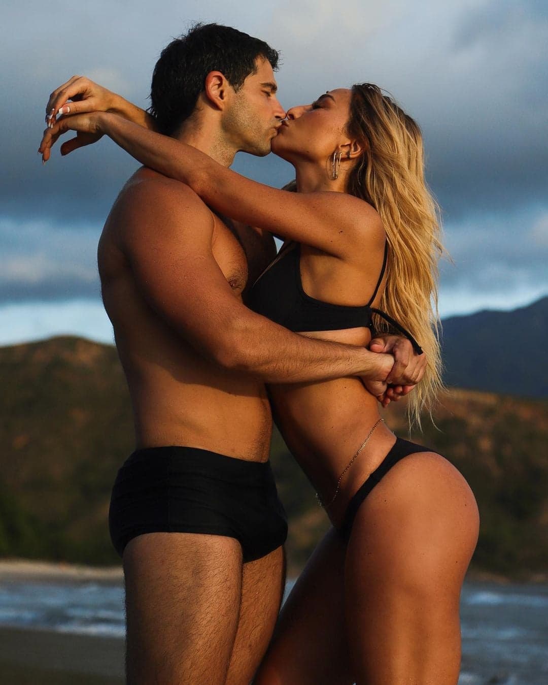 Sabrina Sato trepa em marido para dar aquele beijão (Reprodução) Sabrina Sato trepa em marido para dar aquele beijão (Reprodução)