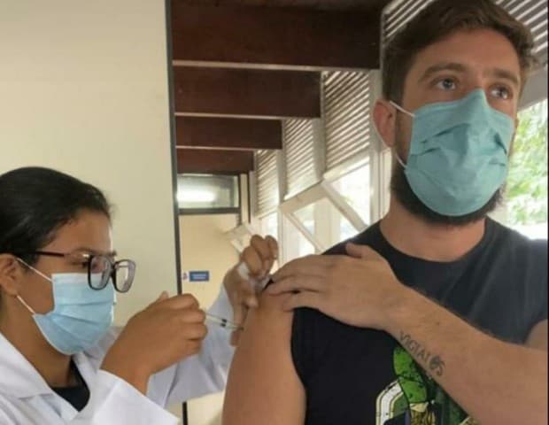 Cirurgia: Rafael Cardoso sendo vacinado (Foto: Reprodução) Cirurgia: Rafael Cardoso sendo vacinado (Foto: Reprodução)