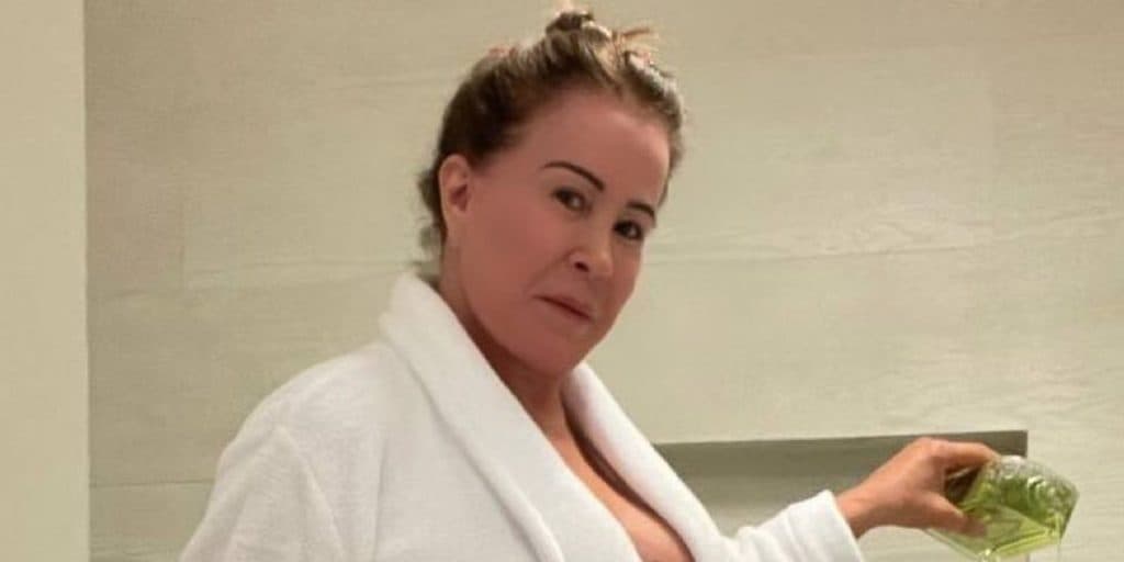Zilu, aos 63, tira roupa em banheira e divulga em rede social