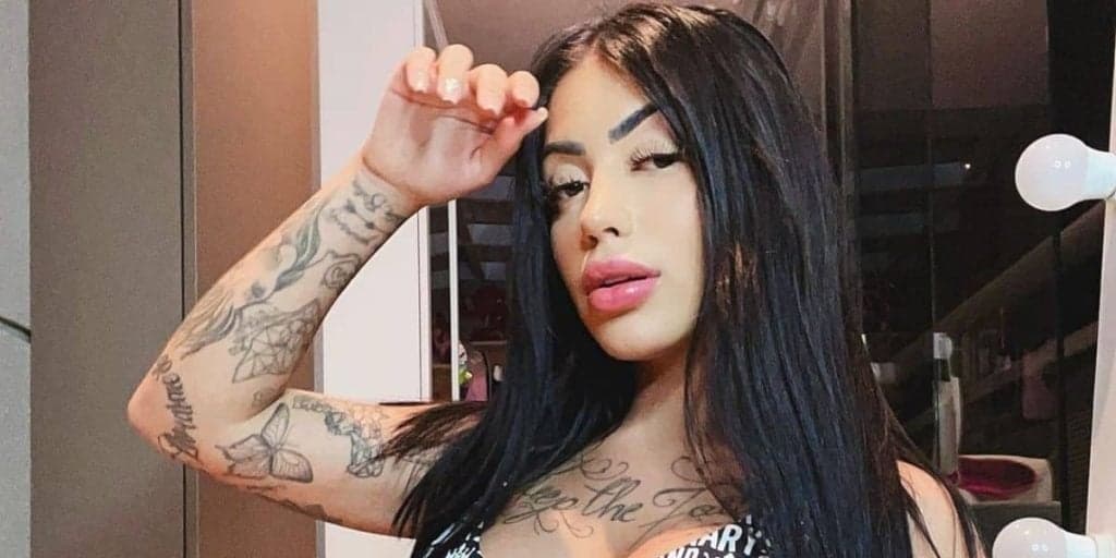 MC Mirella, com calcinha fio-dental, deixa marquinha íntima à mostra em passeio: "Safadinha"