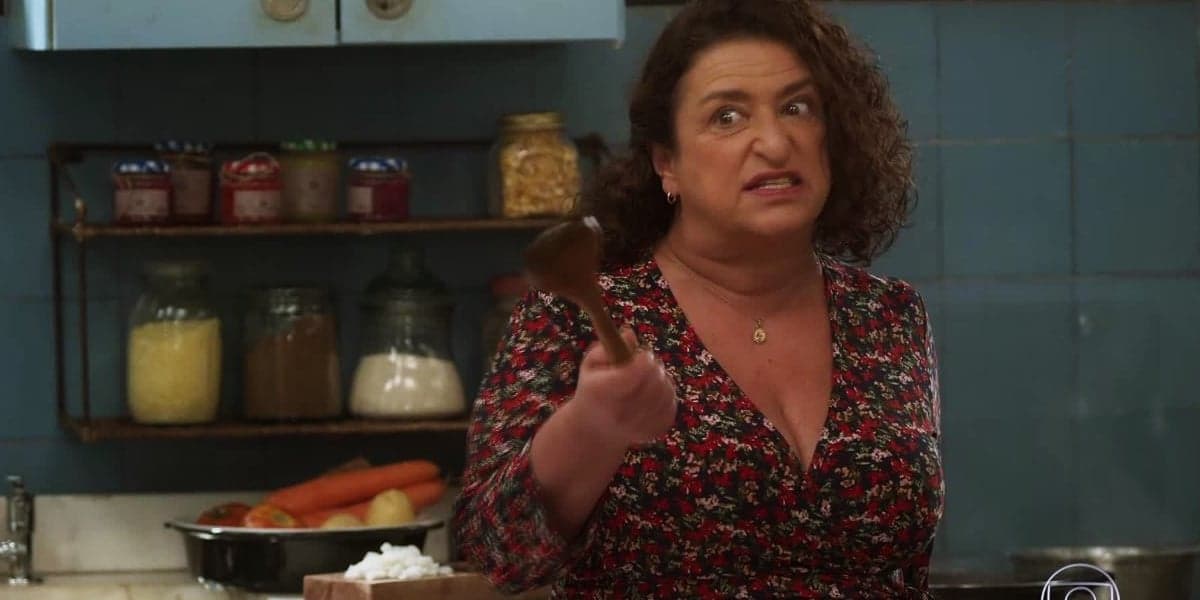 Ermelinda da novela Salve-se Quem Puder usa vestido florido e segura colher de pau Ermelinda da novela Salve-se Quem Puder usa vestido florido e segura colher de pau