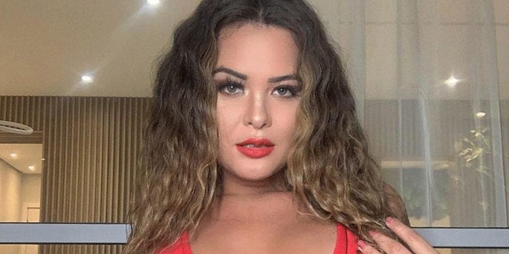 Geisy Arruda surge toda molhadinha, se ajoelha com fio-dental atolado no limite e deixa parte íntima pra fora