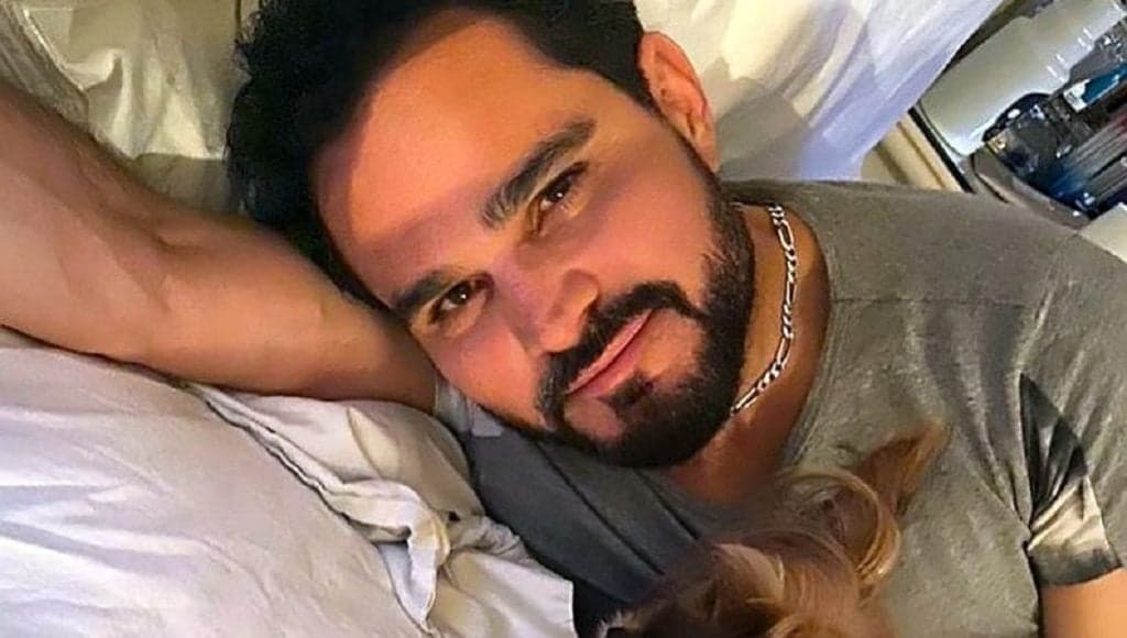 Luciano Camargo surge com rapaz o tocando, após assumir e mulher se pronunciar: “Dando aquele trato”