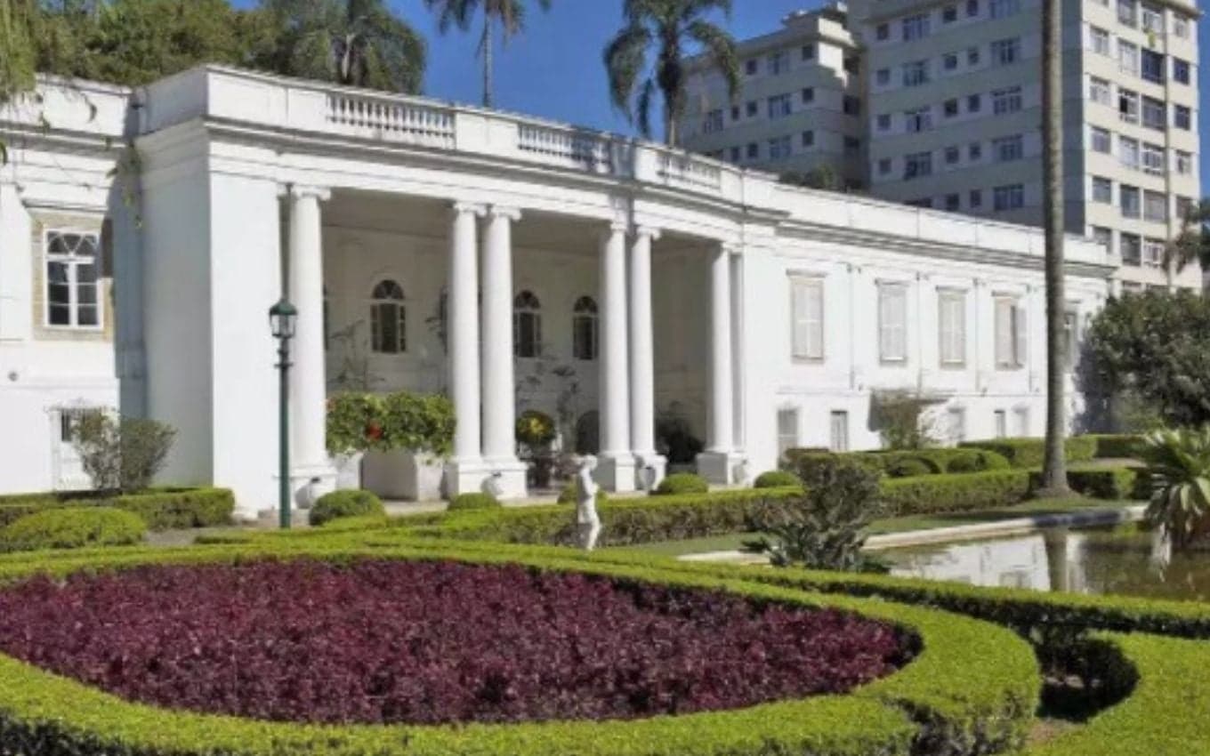 Mansão milionária de Tarcísio Meira vira hotel luxuoso e valor de diária absurdo gera choque; veja fotos Mansão milionária de Tarcísio Meira vira hotel luxuoso e valor de diária absurdo gera choque; veja fotos